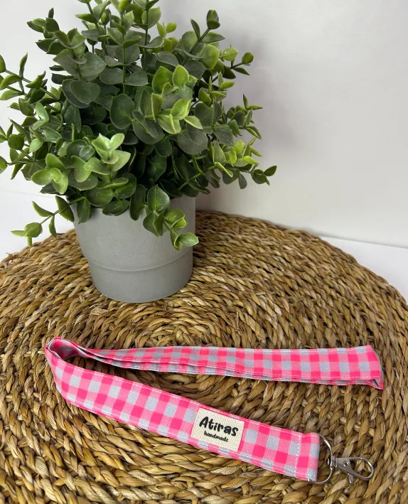 Muñequera vichy rosa neón