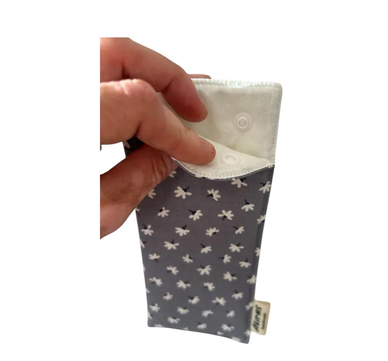 Funda gris flores blancas